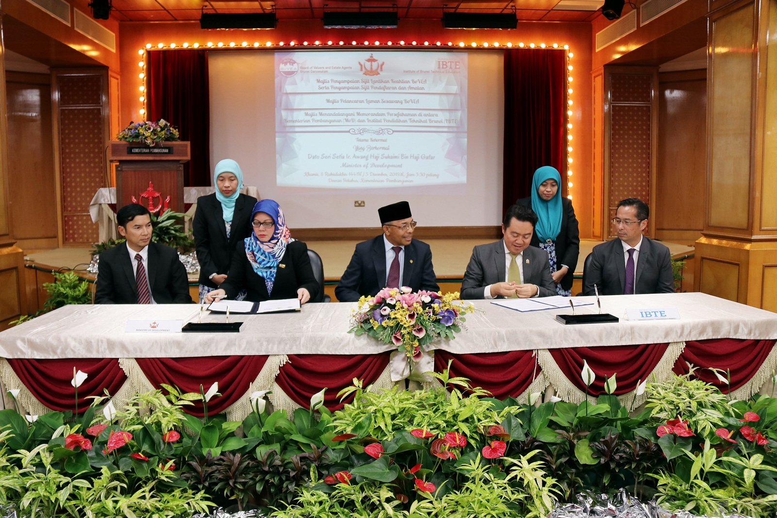 15_Majlis penyampaian sijil, pelancaran laman sesawang BoVEA dan penandatangan MoU.JPG