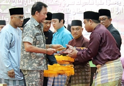 1_235 orang menerima anak-anak kunci rumah di Daerah Temburong_c.JPG