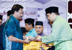 1_545 penerima dikurniakan anak kunci rumah_c.jpg