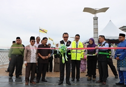 1_Jambatan pejalan kaki dirasmikan_c.jpg