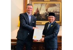 1_Menteri Pembangunan terima pengiktirafan keahlian Fellowship of Chartered Civil Engineer_c.JPG