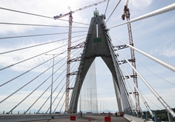1_Pemasangan lambang menara bagi menara pertama projek Jambatan Temburong_c.JPG