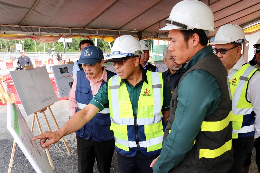 1_Tinjau perkembangan tapak projek-projek.jpg