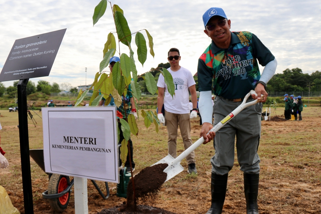 2_Acara penanaman pokok sempena Hari Ozon Sedunia 2020.jpg