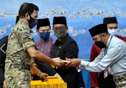 2_Penganugerahan geran tanah dan anak kunci rumah.jpg