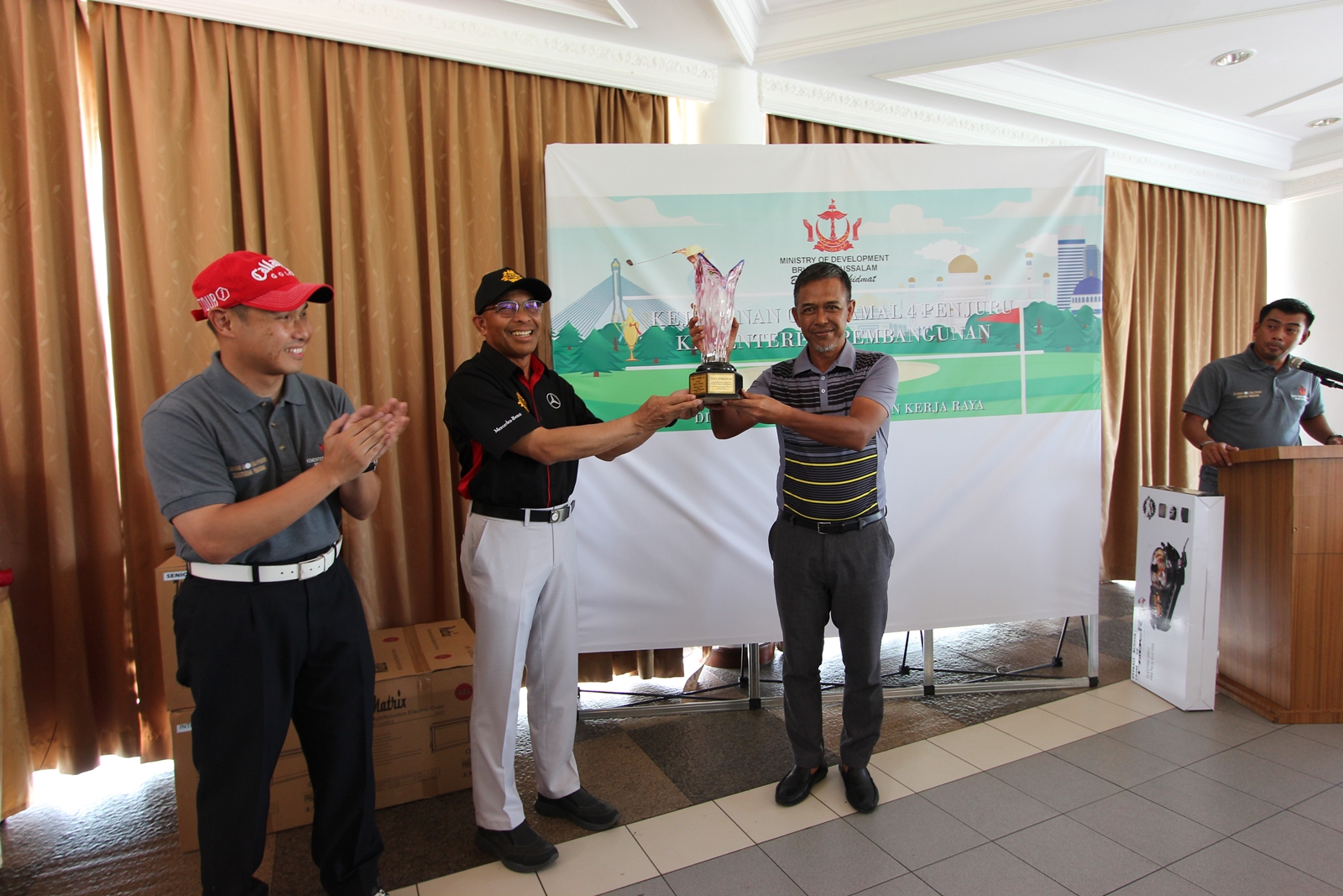 2_Penyampaian hadiah dan sumbangan derma Kejohanan Golf Amal.JPG