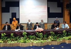 2_Tiga kontrak bagi projek-projek JKR ditandatangani_c.JPG