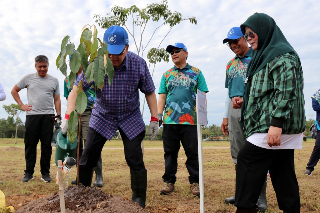 3_Acara penanaman pokok sempena Hari Ozon Sedunia 2020.jpg