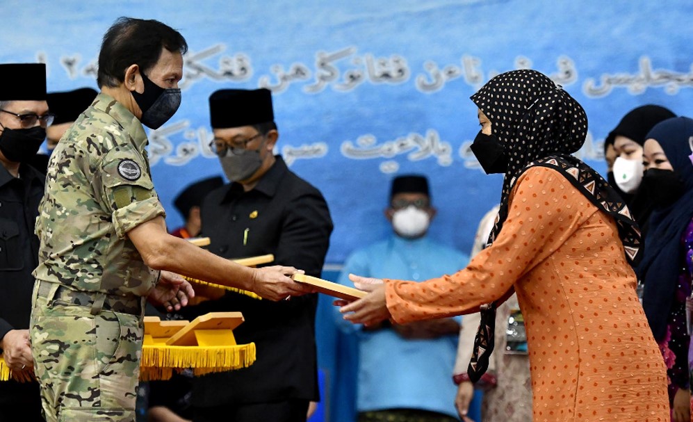 3_Penganugerahan geran tanah dan anak kunci rumah.jpg