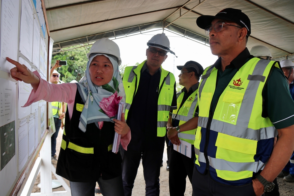 3_Tinjau perkembangan tapak projek-projek.jpg