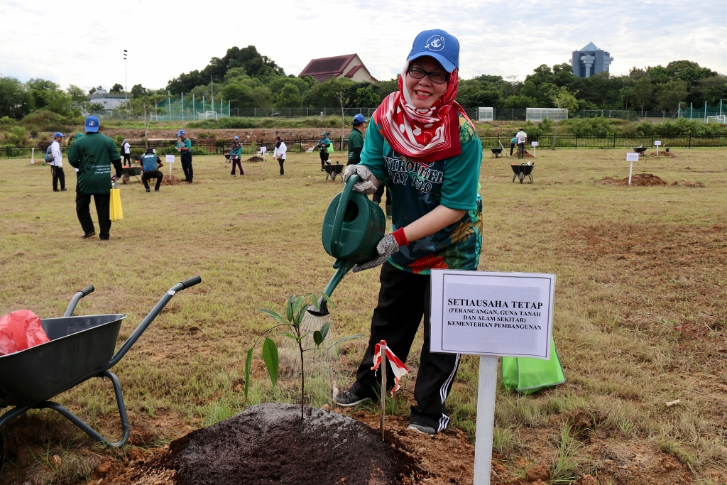 4_Acara penanaman pokok sempena Hari Ozon Sedunia 2020.jpg