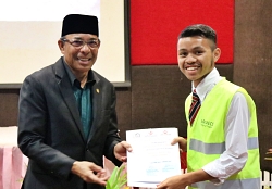 6_31 pelatih ARMECS terima sijil_c.JPG