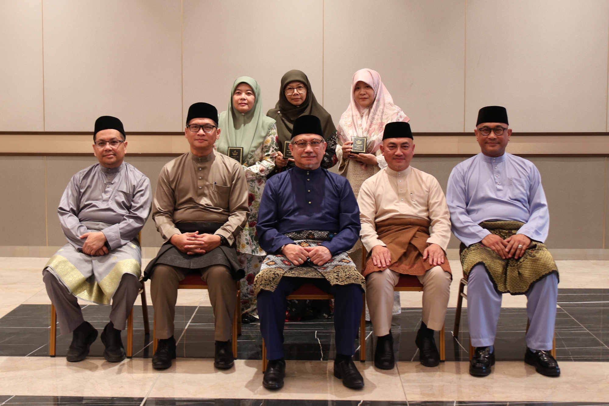 11_134 warga Kementerian Pembangunan terima Pingat Kerja Lama.JPG