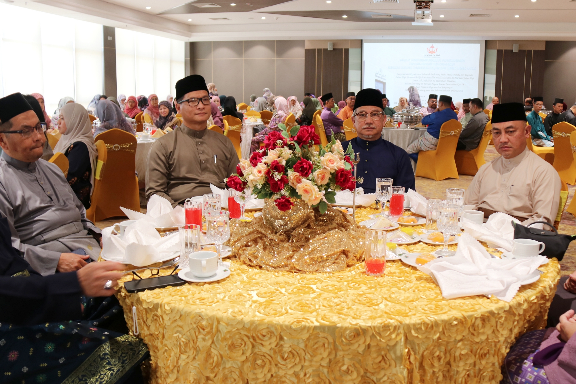 1_134 warga Kementerian Pembangunan terima Pingat Kerja Lama.JPG