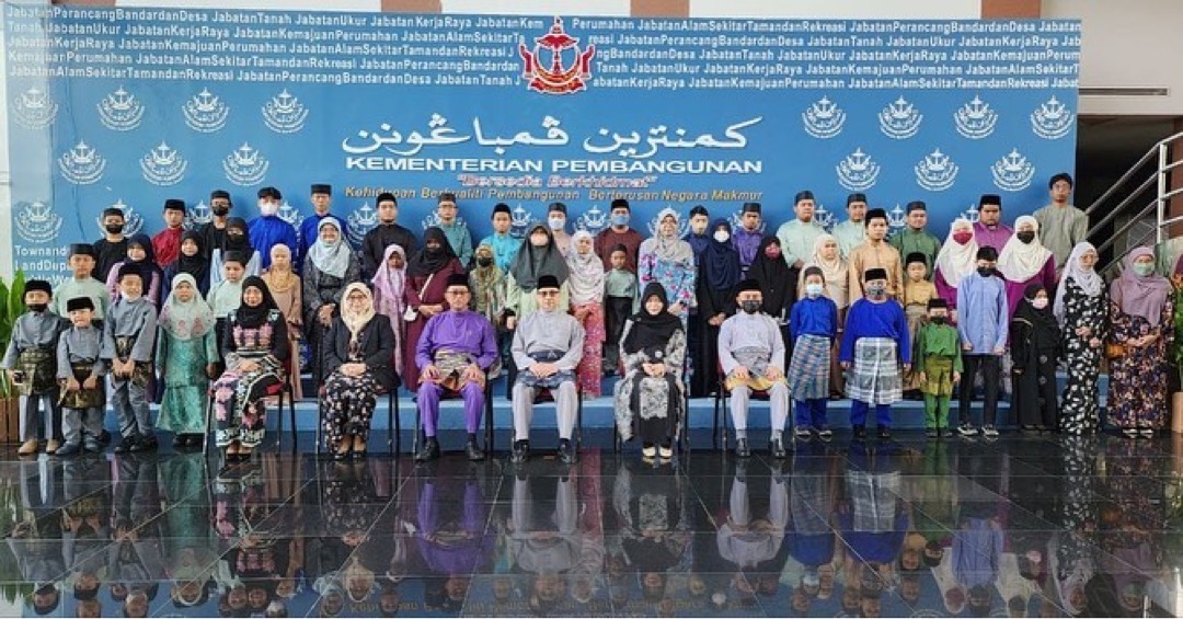 1_Anak-anak yatim diraikan di Majlis Sambutan Nuzul Al-Quran.JPG