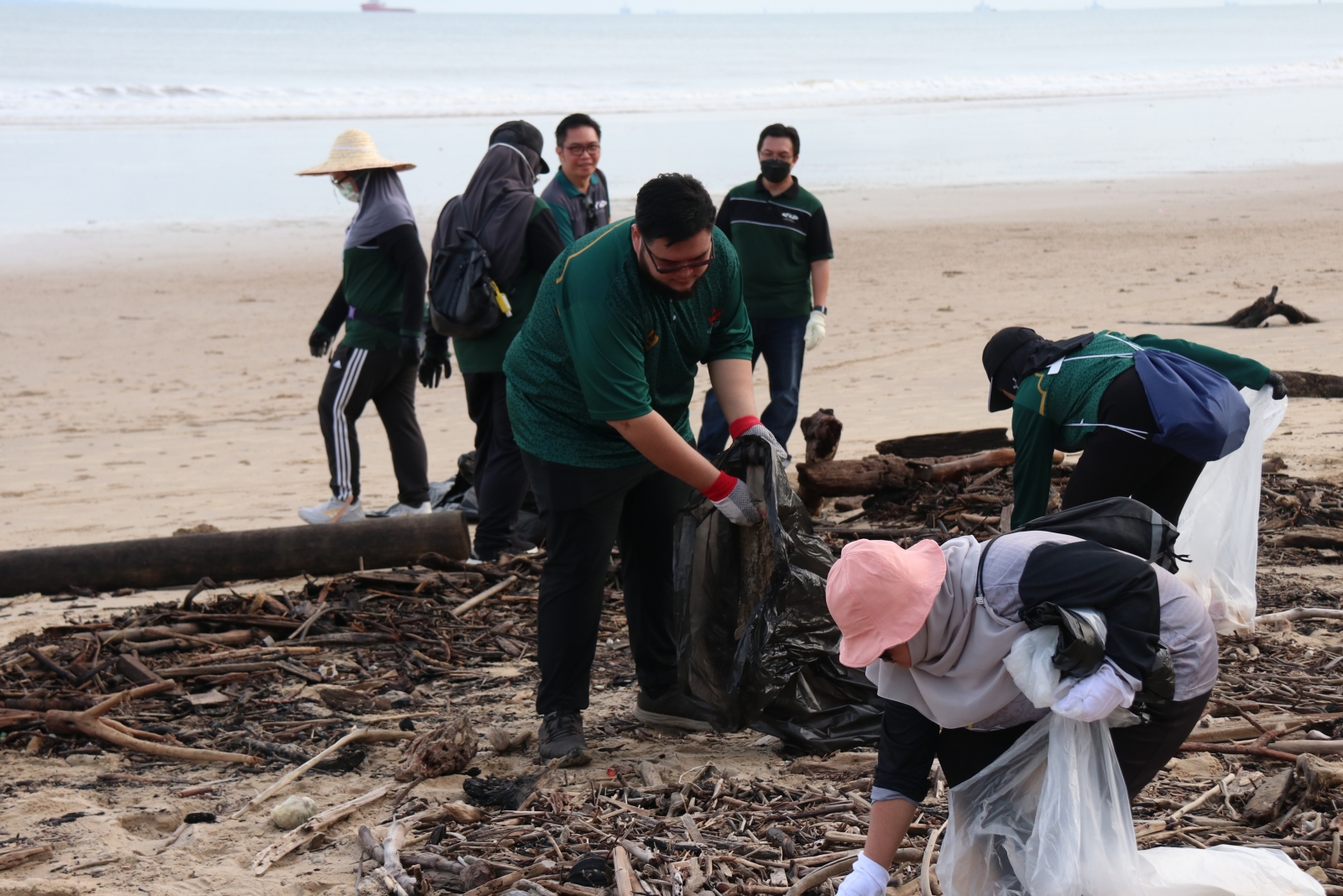 1_‘Wira Pantai’ kutip 1,488kg sisa sampah.JPG