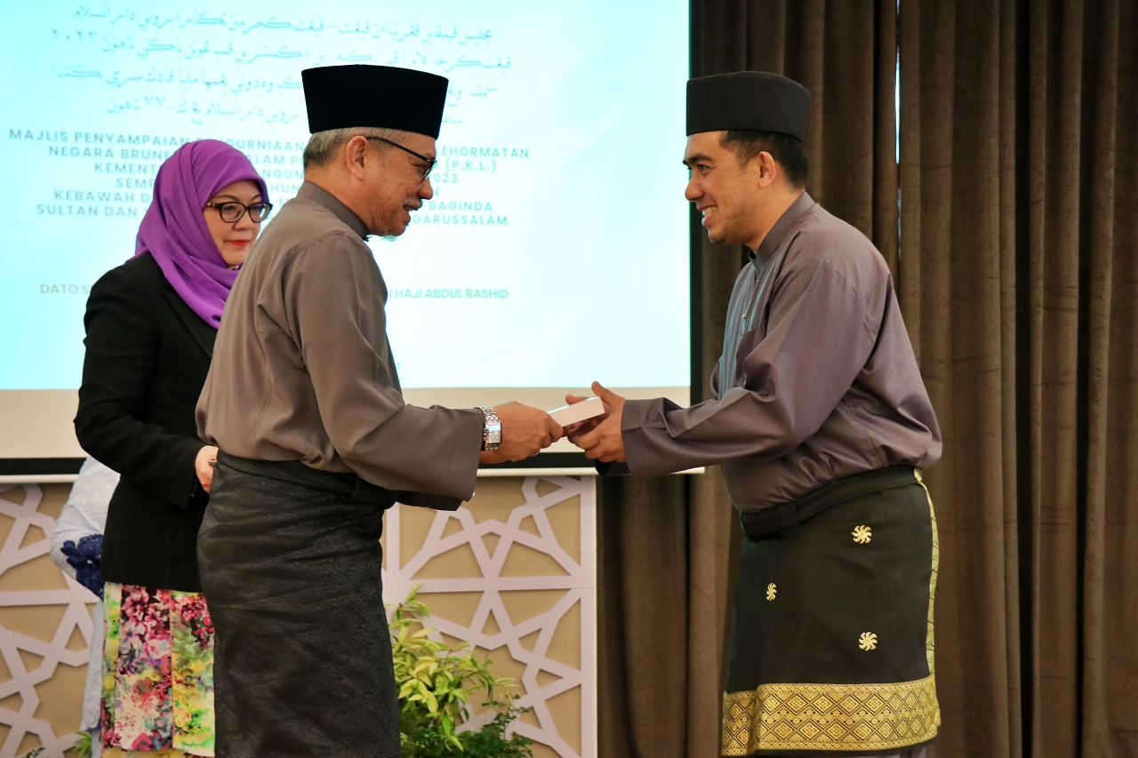 2_162 menerima Pingat Kerja Lama.JPG