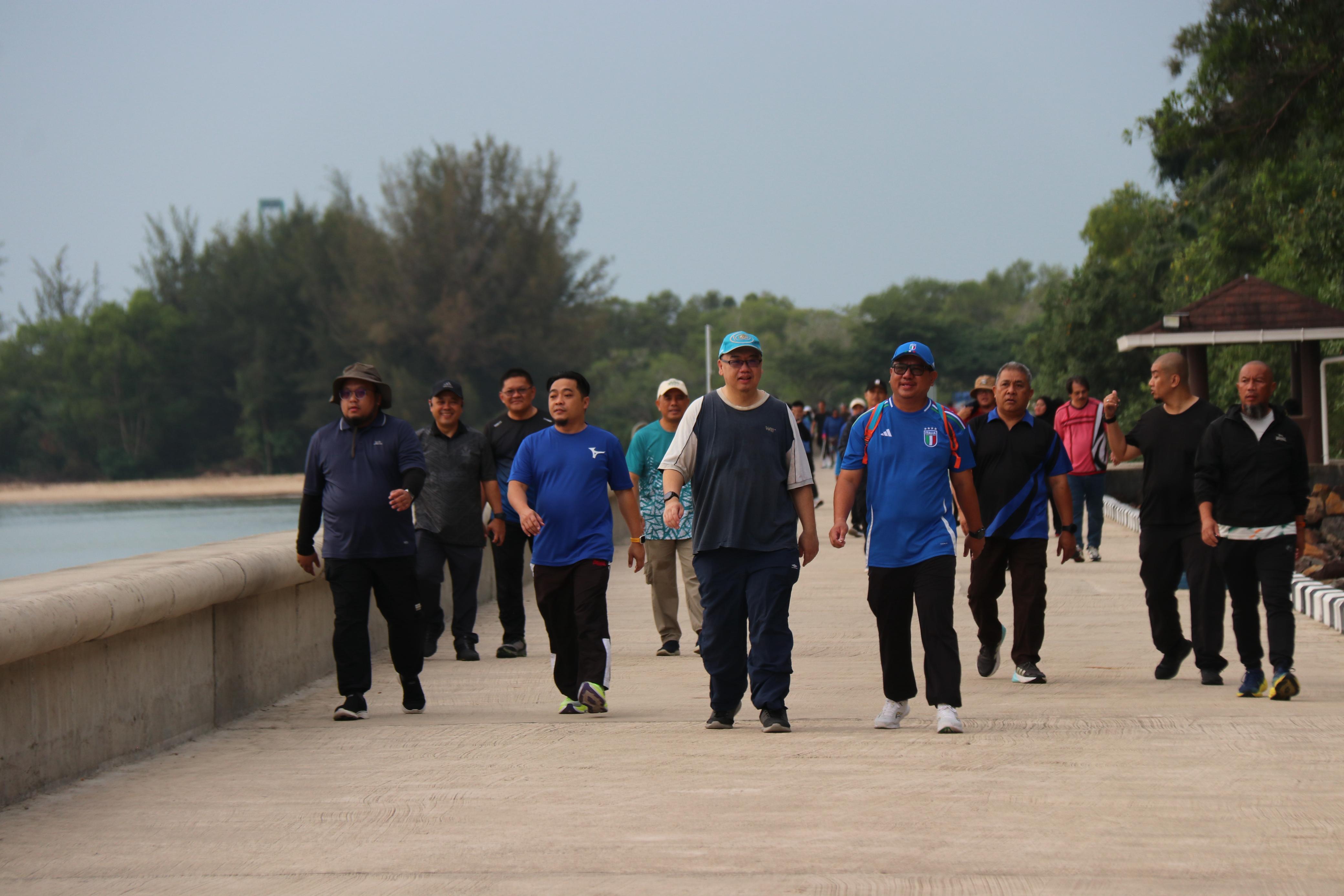 2_Acara riadah berjalan kaki dan kempen kebersihan.JPG