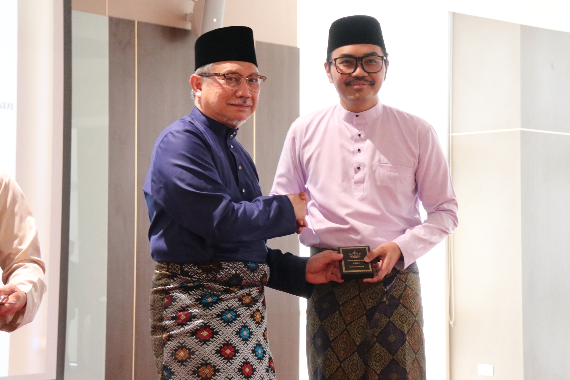 4_134 warga Kementerian Pembangunan terima Pingat Kerja Lama.JPG