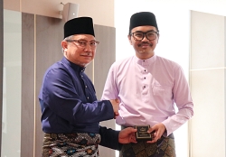 4_134 warga Kementerian Pembangunan terima Pingat Kerja Lama_c.JPG