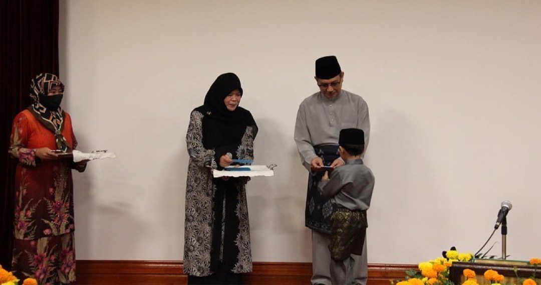 4_Anak-anak yatim diraikan di Majlis Sambutan Nuzul Al-Quran.JPG