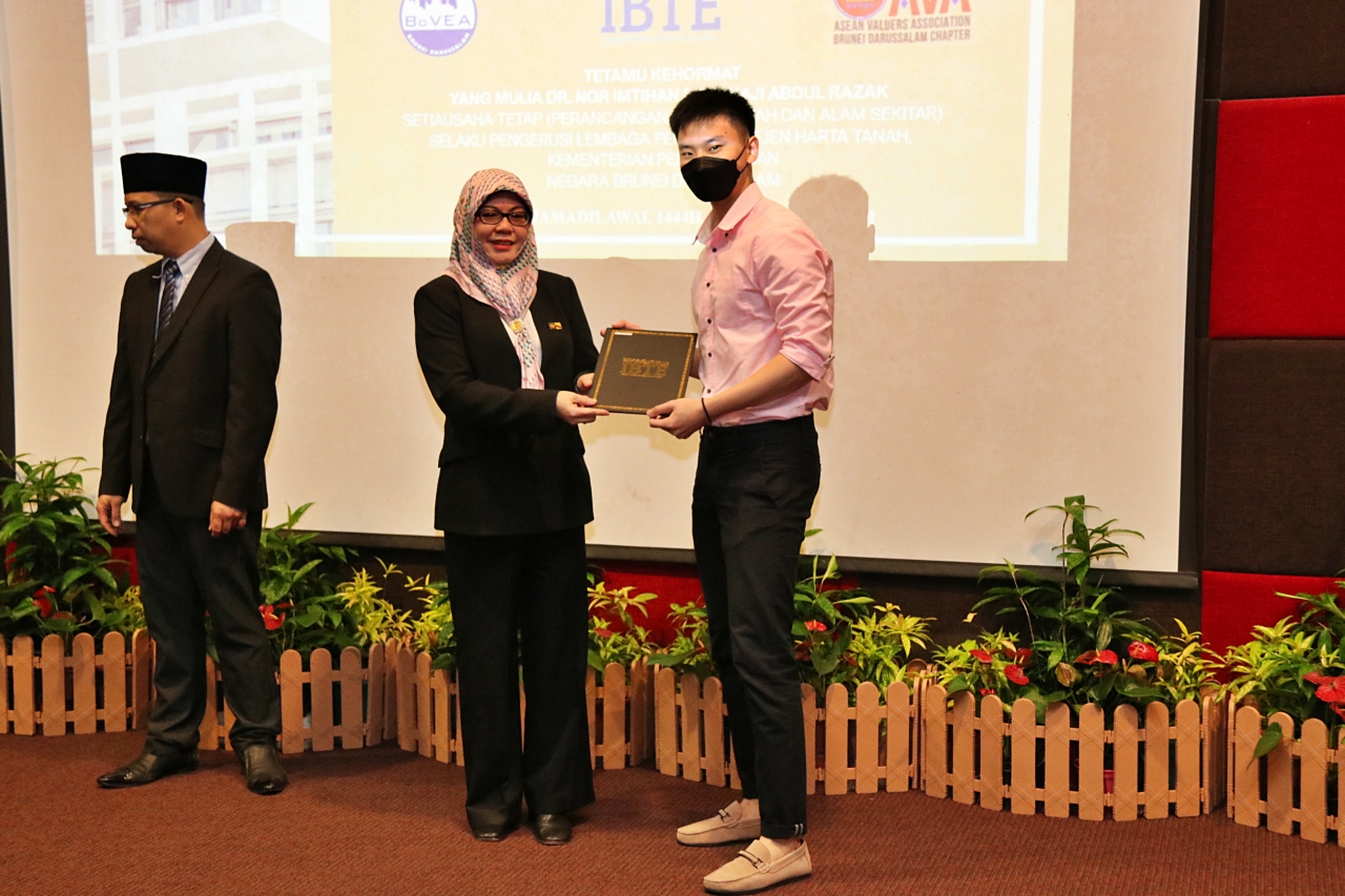 5_Menyalurkan pendidikan profesional berterusan penilai, ejen harta tanah.JPG