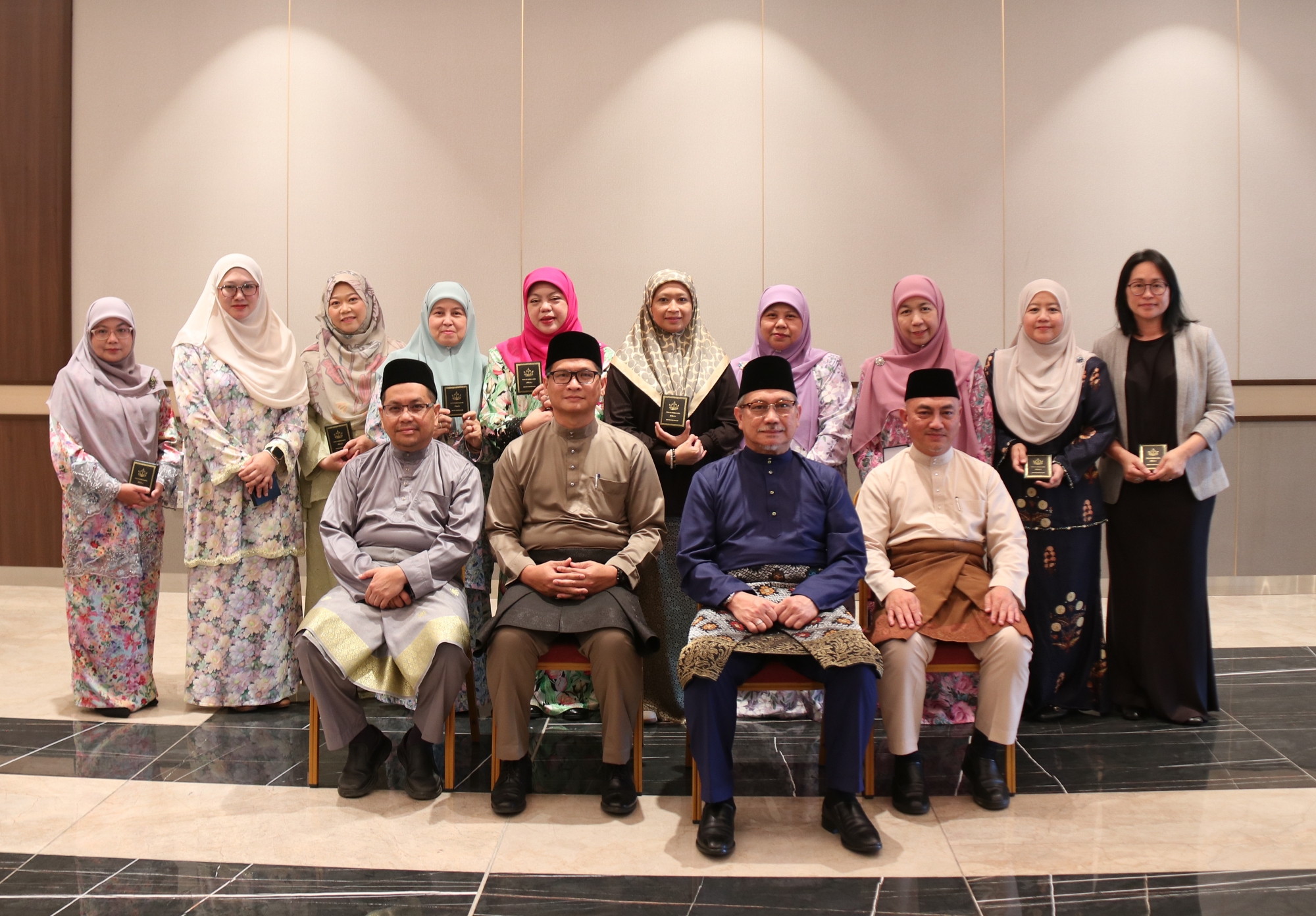 6_134 warga Kementerian Pembangunan terima Pingat Kerja Lama.JPG