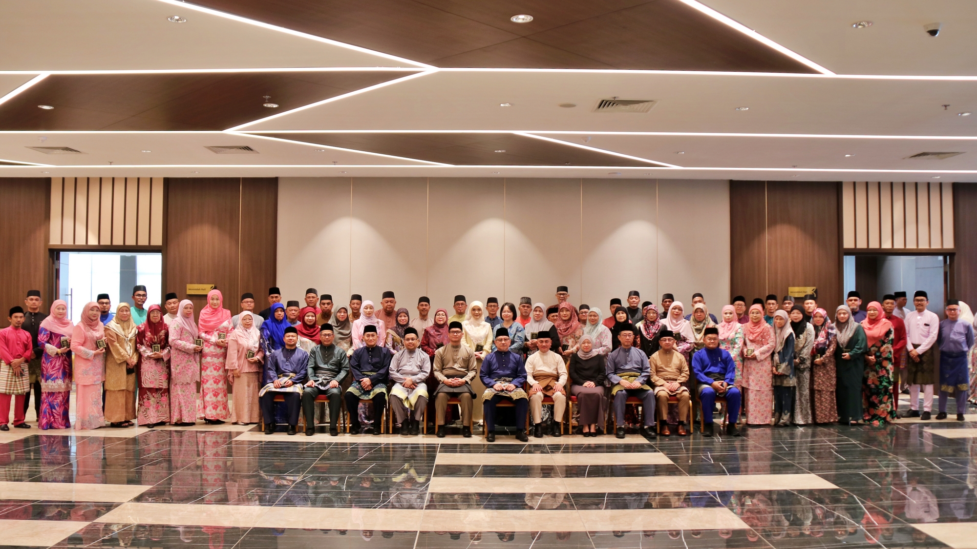 7_134 warga Kementerian Pembangunan terima Pingat Kerja Lama.JPG