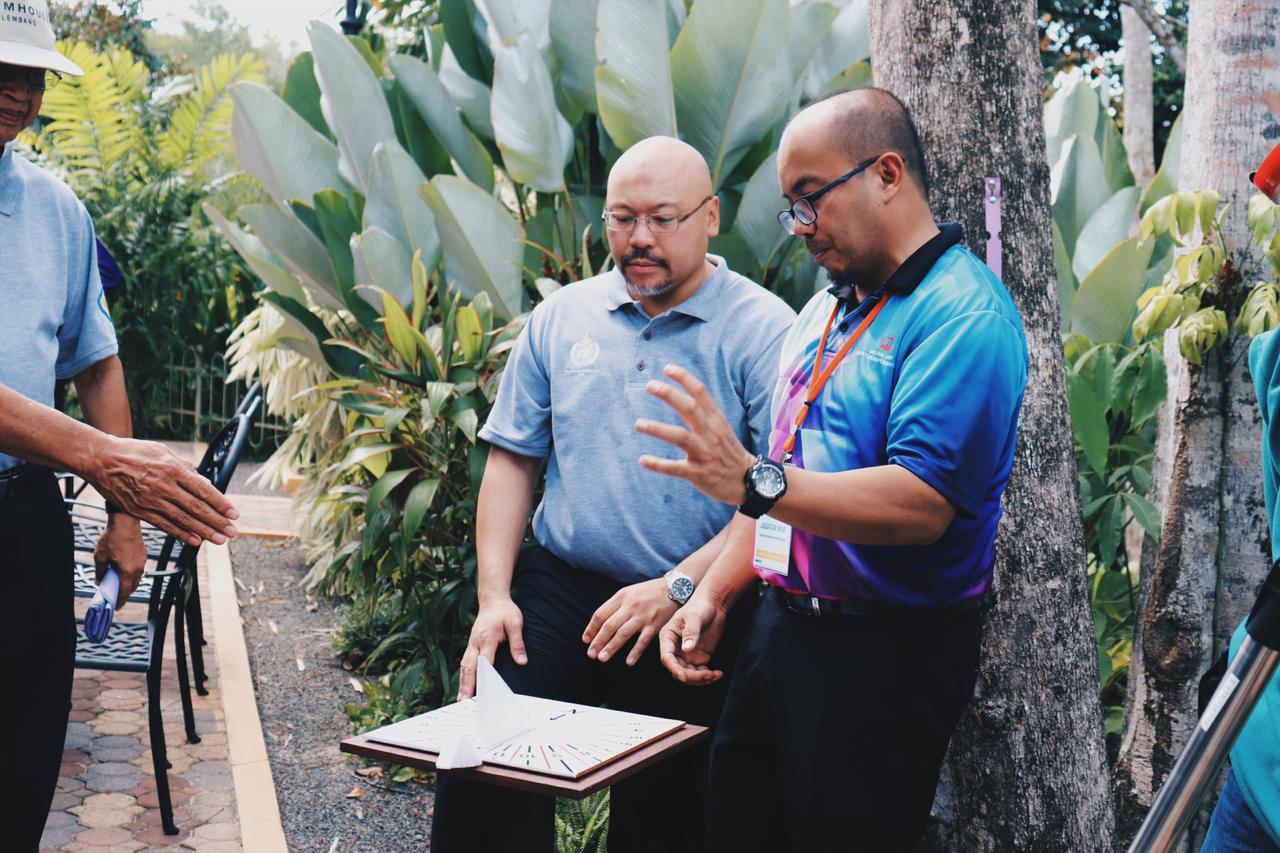 HJ KHAI AND MINISTER SUNDIAL.JPG